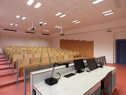 Přednáškový sál P2 – kapacita 84 míst