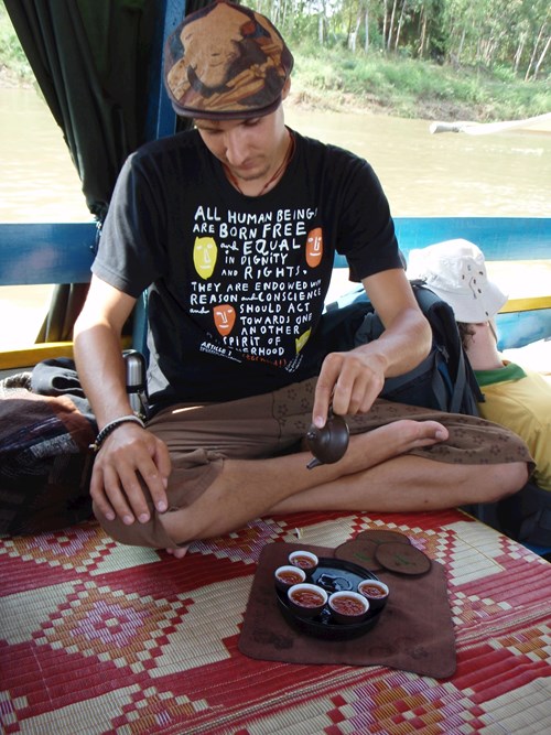 Jan Kopkáš ochutnává čaj na řece Mekong. Foto: archiv Jana Kopkáše