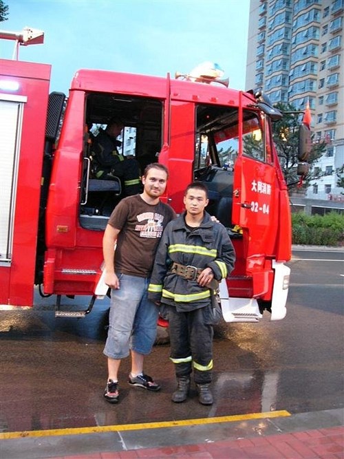 Jakub Morávek s čínským hasičem. Foto: archiv Jakuba Morávka