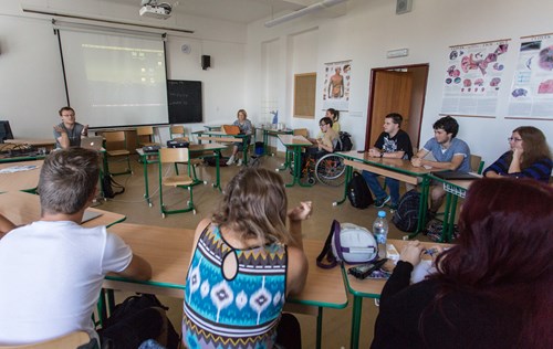 Součástí programu studentů letní žurnalistické školy jsou tematické přednášky. Foto: archiv LŽŠ