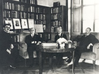 Přijetí rektora Jana Krejčího v Lánech 30. 8. 1935 - předání rektorského řetězu