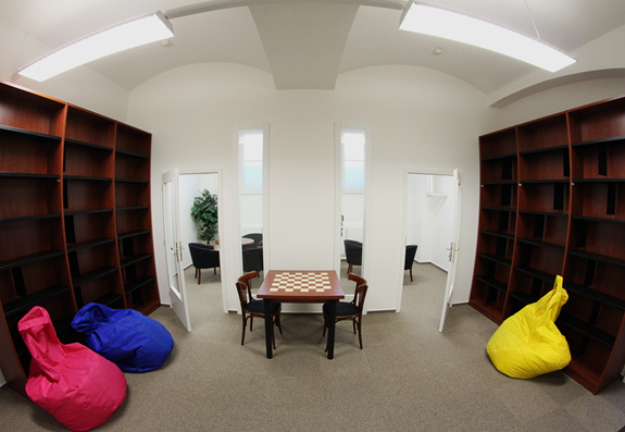 Nové seminární místnosti s odpočinkovou zónou. Foto: archiv knihovny FSS.