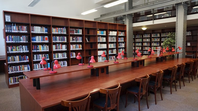 Červená studovna je s počtem 64 studijních míst největší studovnou v knihovně. Foto: Zuzana Brandová