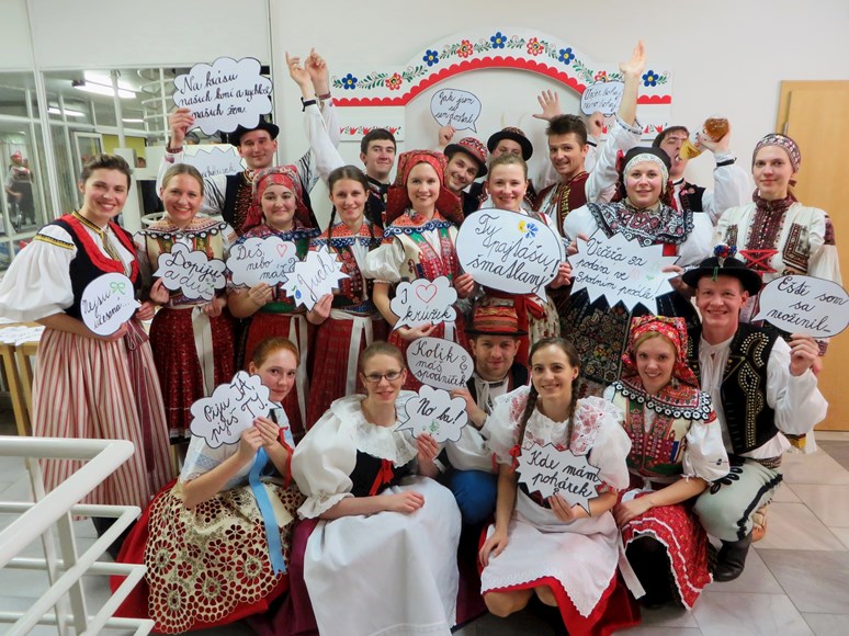 Tanečníci Slováckého krúžku na společné fotografii z brněnského krojového plesu. Foto: archiv Andrey Gabrielové