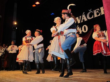 Se souborem vystupovala tanečnice i na 40. výročí dětského folklorního souboru Slováček. Foto: archiv Andrey Gabrielové