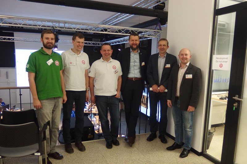Členové CSIRT-MU a Sven Sakkov s kolegy z CCDCOE během cvičení Cyber Czech