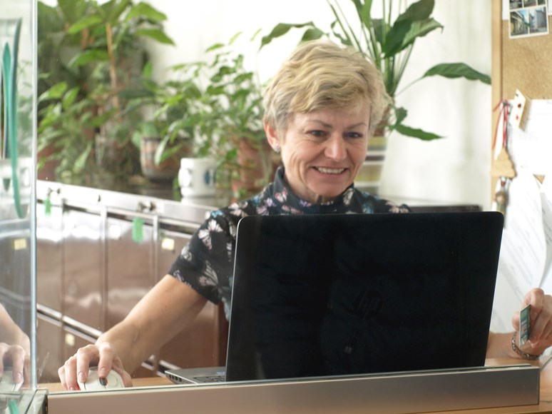 Luisa Pospíšková pracuje jako referentka pro bakalářské studium. Foto: Kateřina Picková