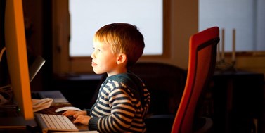 Zákazy rodičů závislost dětí na internetu nevyřeší