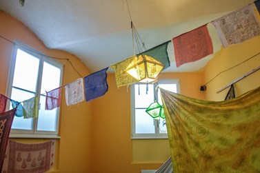 Barevné vlaječky u stropu připomínají orientální prostředí. Foto: Eva Bartáková