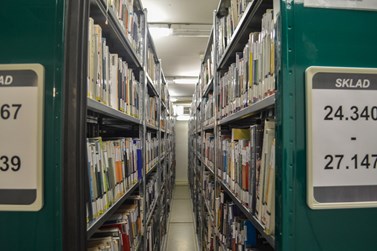 Sklad obsahuje třicet tisíc knih, ale také archiv bakalářských a dizertačních prací z doby, kdy se neodevzdávaly v elektronické podobě. Foto: Eva Bartáková