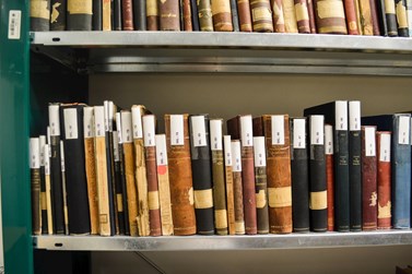 Knihovna fakulty sociálních studií neukrývá žádné historické poklady, nejstarší knihy vznikly před pár desetiletími. Foto: Eva Bartáková