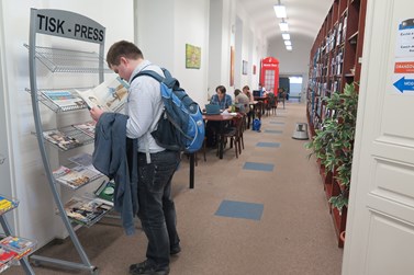 V modré studovně si studenti čtou denní tisk nebo vybírají ze 145 titulů časopisů k zapůjčení. Foto: Aneta Přadková