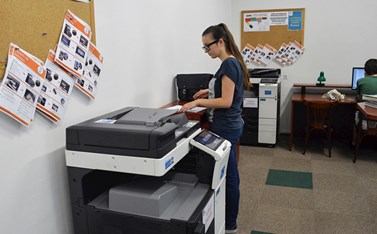 Ke kopírování mohou studenti využít čtyři multifunkční zařízení. K dispozici mají i scanner. Foto: Eva Bartáková