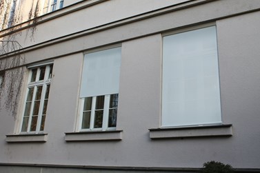 Stínění oken budovy C do dvora.
