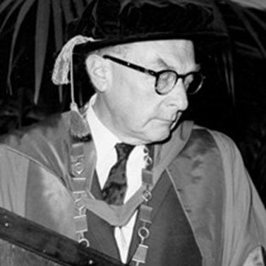 Roman Jakobson (1888–1969), lingvista světového formátu, který byl v Brně habilitován pro obor ruská filologie a v roce 1937 jmenován mimořádným profesorem