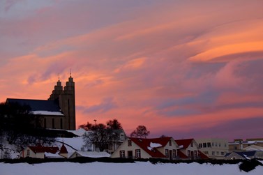Dramatické východy slunce v Akureyri jen podtrhával protestantský kostel a křik létajících racků. Foto: archiv Marie Drahoňovské