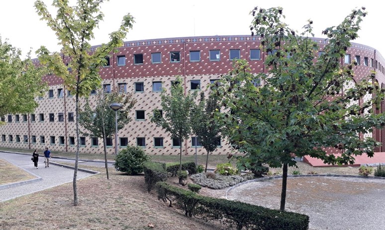 Filozofická fakulta univerzity v Portu je ve tvaru kruhu. Uprostřed je prostor pro studium i volný čas. Foto: archiv Catariny Neves