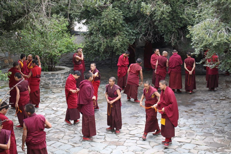 Při cestě po Tibetu se v klášteře Sera setkal s místními mnichy. Foto: archiv Jiřího Pavelky