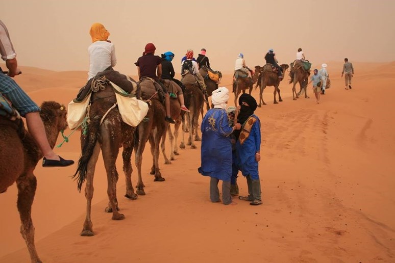 Putování na velbloudech po saharské poušti. Foto: archiv Alberta Fikáčka