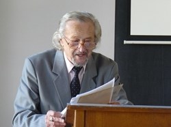 Prof. Bartoš přednáší v rámci vzpomínkového dne u příležitosti 20. výročí založení katedry romanistiky FF OU (2013). Zdroj: FF OU.