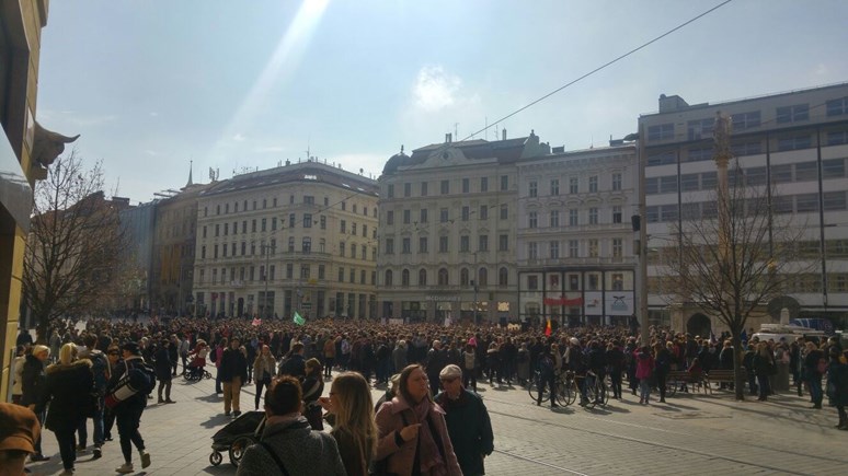 Studenti se dnes shromáždili na náměstí Svobody v Brně, aby vyjářdili svůj názor. Foto: Lenka Bursíková.