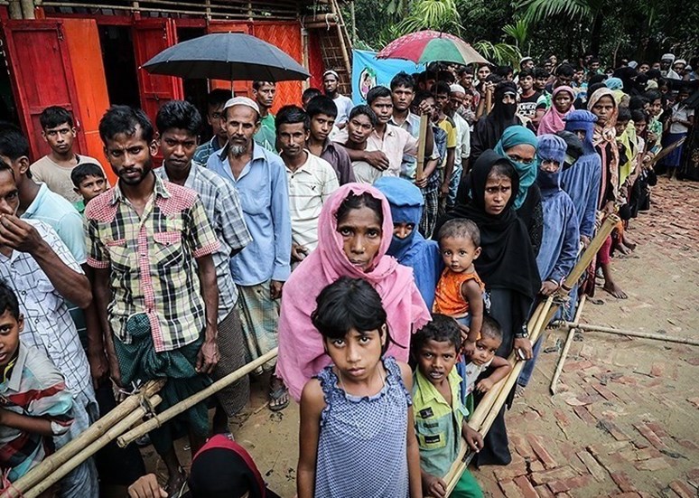 Přes 700 000 Rohingyů uprchlo z Barmy od druhé vlny exodu v říjnu 2017, kdy OSN uznala, že zde dochází k etnickým čistkám, masovému vraždění a znásilnění. Obrázek: Vysídlení Rohingyové (Rohingya displaced muslims. Tasnim News Agency. CC BY 4.0).