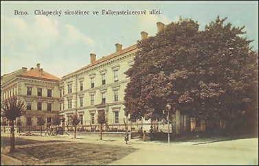 Pohled na chlapecký sirotčinec ve Falkensteinerově ulici kolem roku 1915. Zdroj: www.fotohistorie.cz.