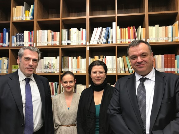 Zleva: pan velvyslanec Efthymios Etthymiades, Z. Mitrengová, dr. N. Sumelidisová a diplomatický atašé P. Olziersky.