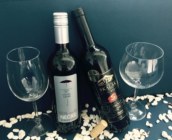 Vítězná vína Cuvée Sahib 2017 (Vinařství Nečas Rakvice) a Frankovka 2015, Výběr z hroznů, Barrique (Vinné sklepy Skalák).