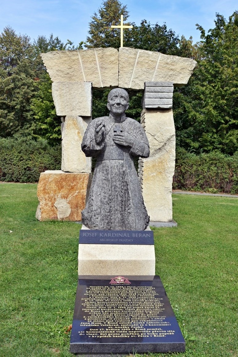 Pomník Josefu Beranovi, odhalený v pražských Dejvicich roku 2009, VitVit, Wikimedia Commons, CC BY-SA 4.0
