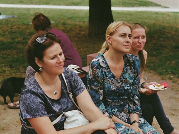 Katarina Petrovićová s kolegyněmi na ústavním pikniku v roce 2018.