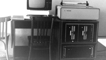ZNK 2, vpravo shora: tiskárna, disketové mechaniky, počítač. Foto J. Rambousek.