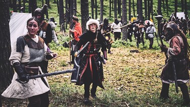 Při hrách se Žilková (vlevo) ohání mečem, ale používá i pušku. Foto: Josef Vyškovský