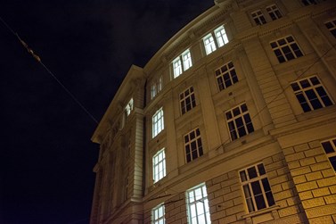 Světla v pátém patře nezhasínají ani v noci. Vrátní mu přezdívají vánoční stromeček. Foto: Tomáš Hrivňák