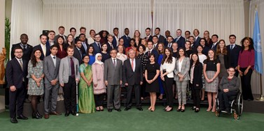 Mládežničtí delegáti včetně Dominika Porvažníka (úplně vlevo ve třetí řadě) se setkali i s generálním tajemníkem OSN. Foto: archiv Dominika Porvažníka