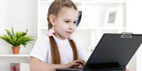 Téměř polovina dětí neví, jak ověřit informace na internetu