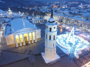 Dominanty hlavního města - katedrála a přilehlá věž v zimě. Foto: Ivana Tóthová