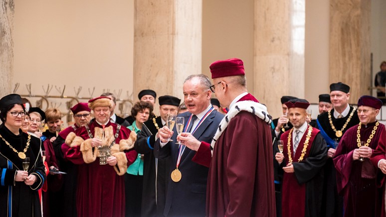 Debatě předcházelo předávání medailí na právnické fakultě. Foto: Tomáš Hrivňák