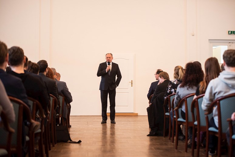 Andrej Kiska diskutoval se studenty ohledně své politické budoucnosti a nezapomněl si zavzpomínat ani na své kariérní začátky. Foto: Tomáš Hrivňák