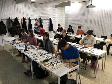 Studenti japanistiky se seznamují s prací se štětcem