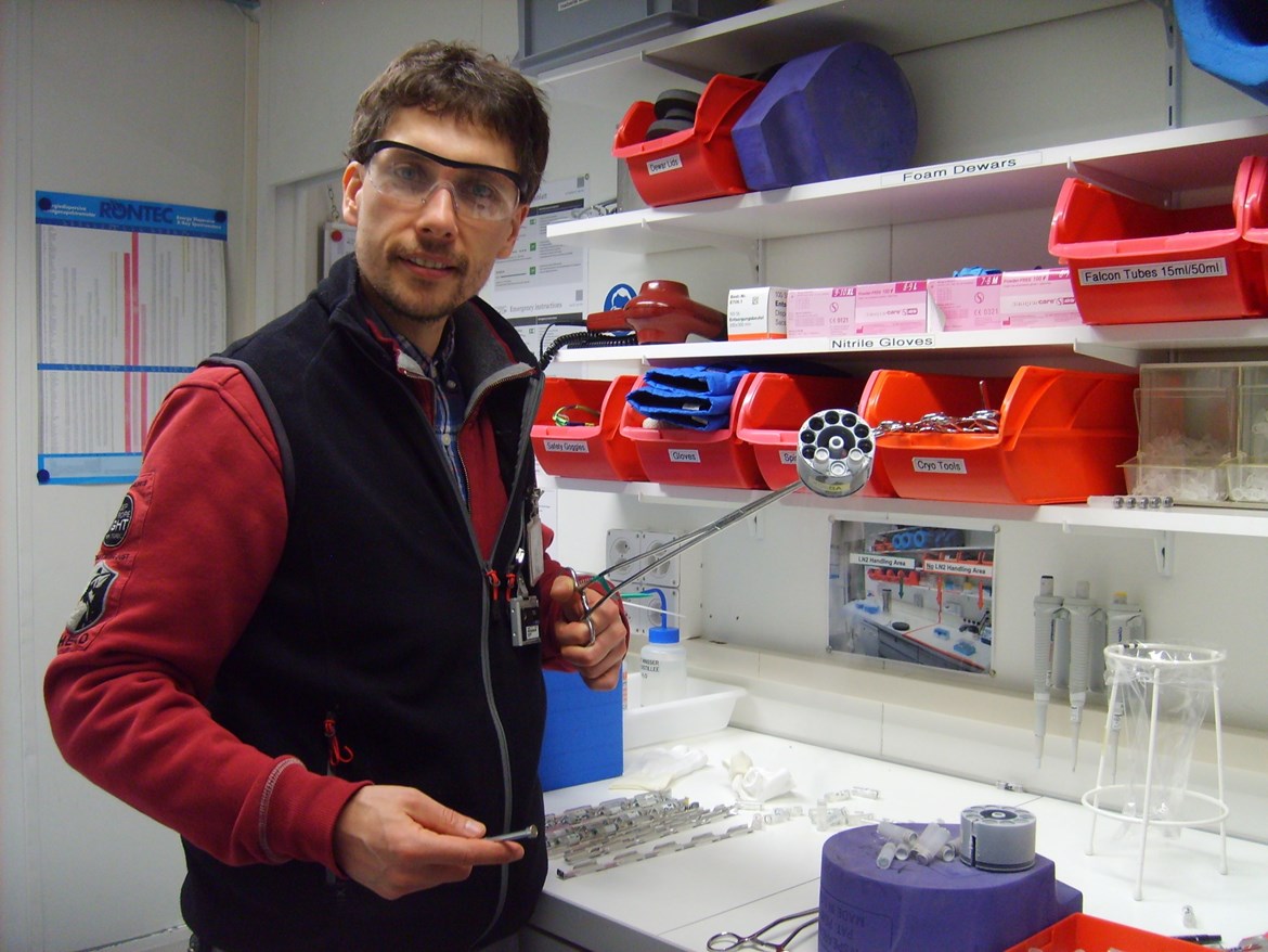 Martin Marek během přípravy vzorků v rámci krystalografického experimentu na kruhovém urychlovači částic (synchtrotronu) ve Villigenu (Švýcarsko).