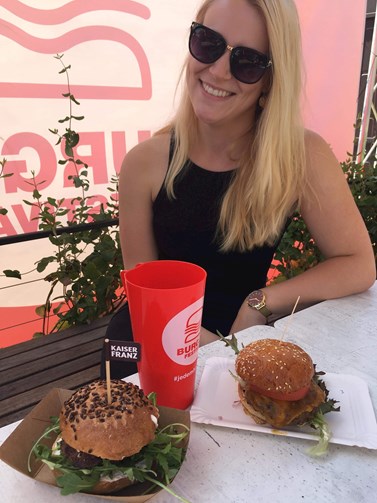I přes náročné studium a zaměstnání si Čáslavová najde čas odpočívat, například na Burger Festivalu v Brně. Foto: archiv Veroniky Čáslavové