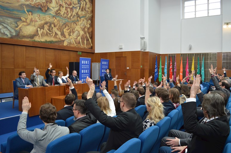 Senátoři jednomyslně schválili program 235. zasedání AS MUNI. Foto: Markéta Humplíková