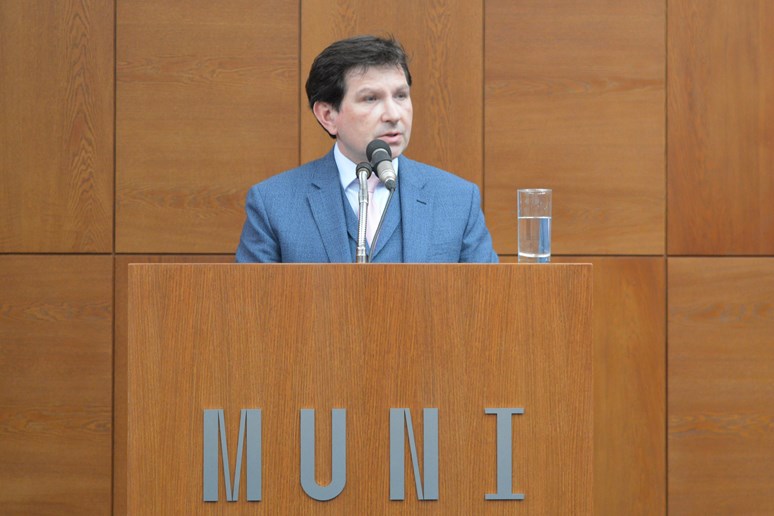 Profesor Bareš představuje hlavní body svého programu. Foto: Markéta Humplíková
