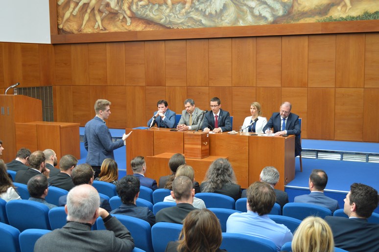 Senátor Oldřich T. Florian pokládá svůj dotaz kandidátům na rektora.