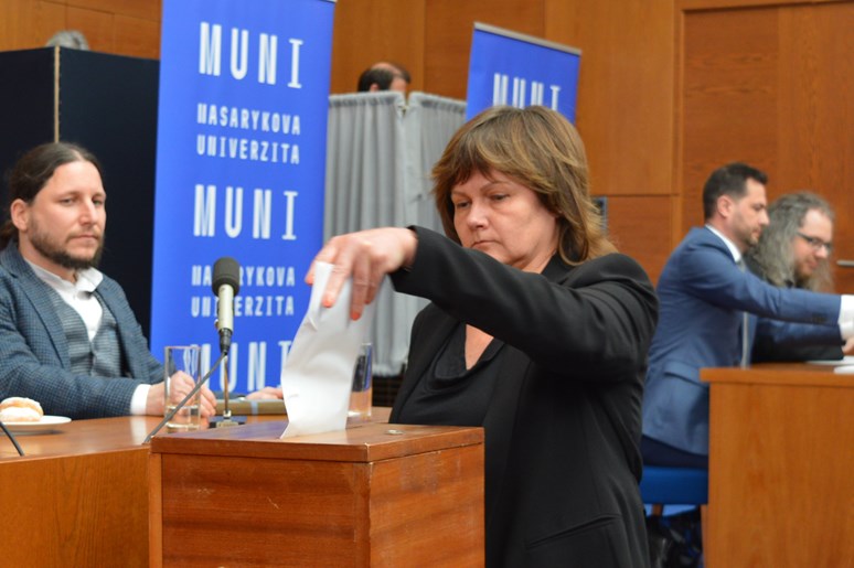 Senátorka Kamila Novotná odevzdává svůj hlas. Foto: Markéta Humplíková