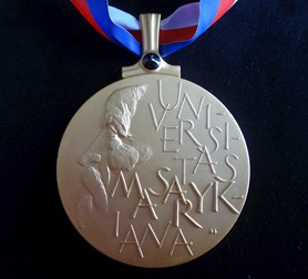 Avers Velké zlaté medaile s drahokamem a stuhou