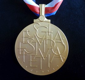 Revers Velké zlaté medaile s odlišnou kompozicí hesla "Scientia est potentia"