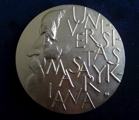 Avers zlaté medaile T. G. Masaryka