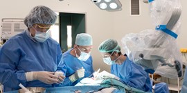 První operace ušního implantátu BONEBRIDGE u&#160;dítěte v&#160;České republice 